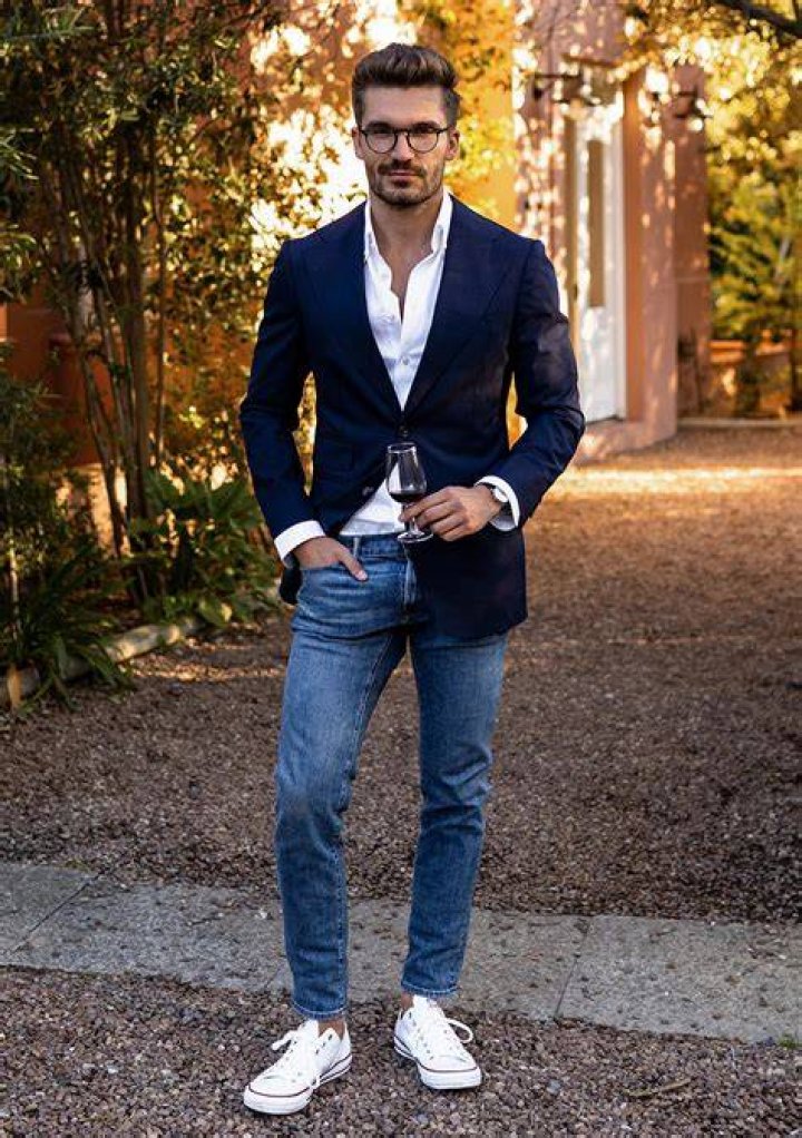 Can I wear a blazer with jeans?