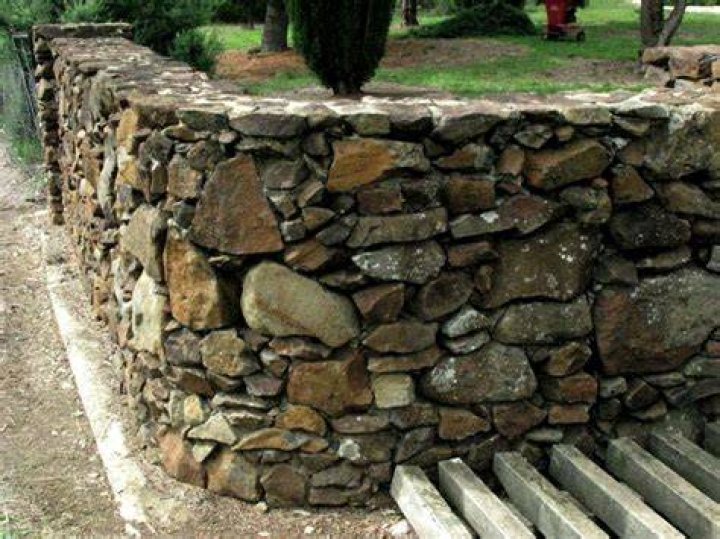 How do you Mortar a river rock?