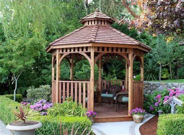 What is the difference between a gazebo and a cabana?